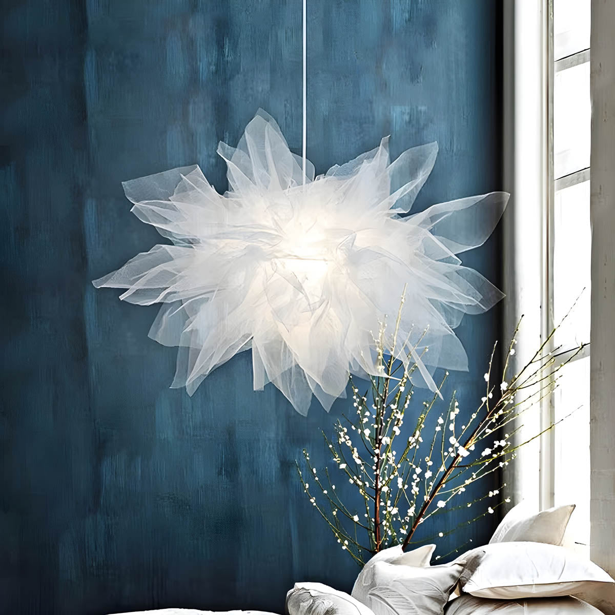 Tulle-mesh pendant lamp, airy floral style