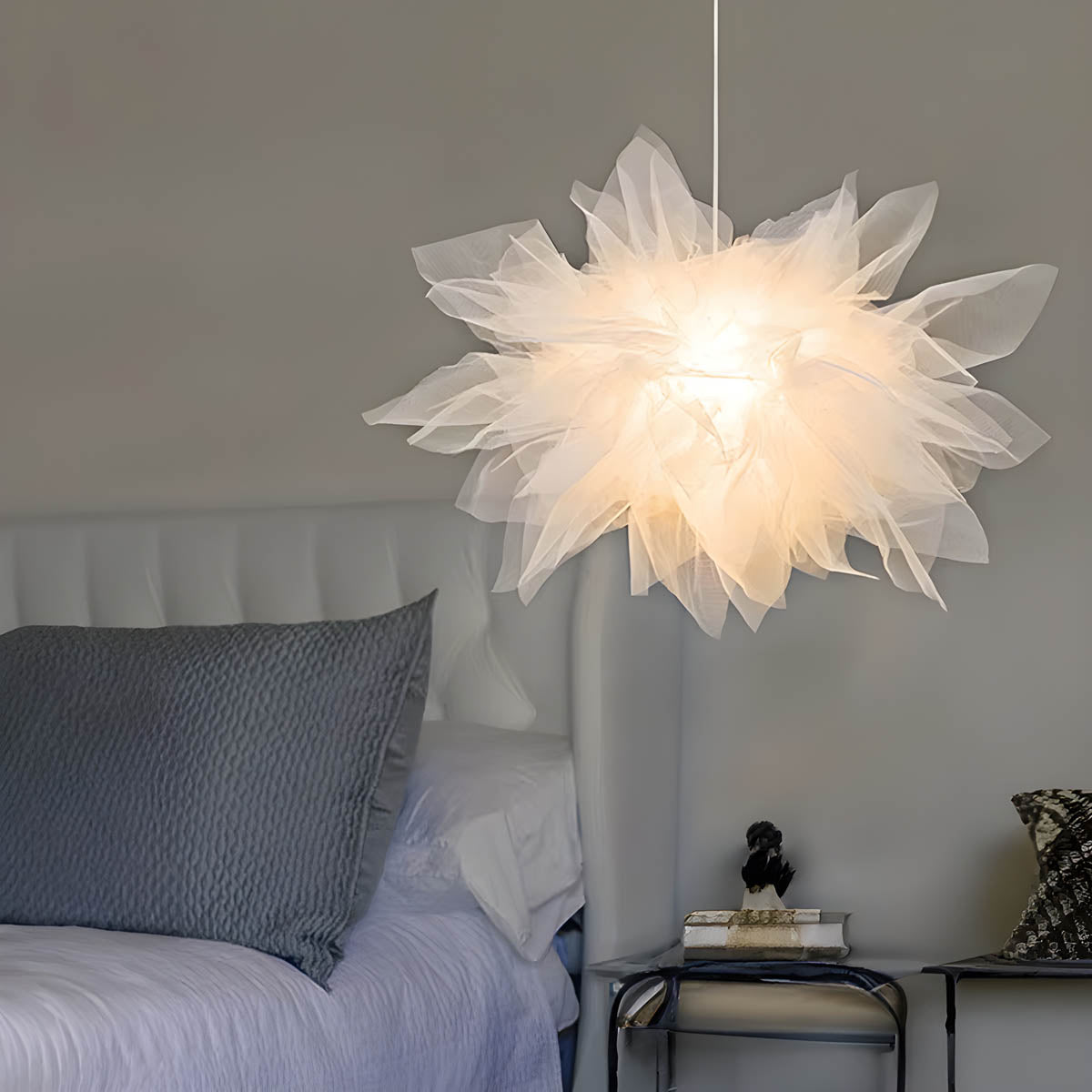 Tulle-mesh pendant lamp, airy floral style