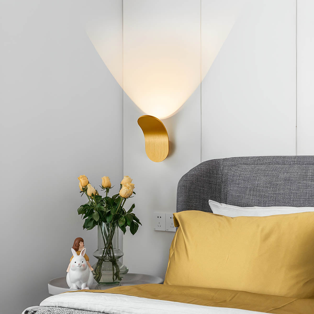 Aluminium wall light with integrated LED