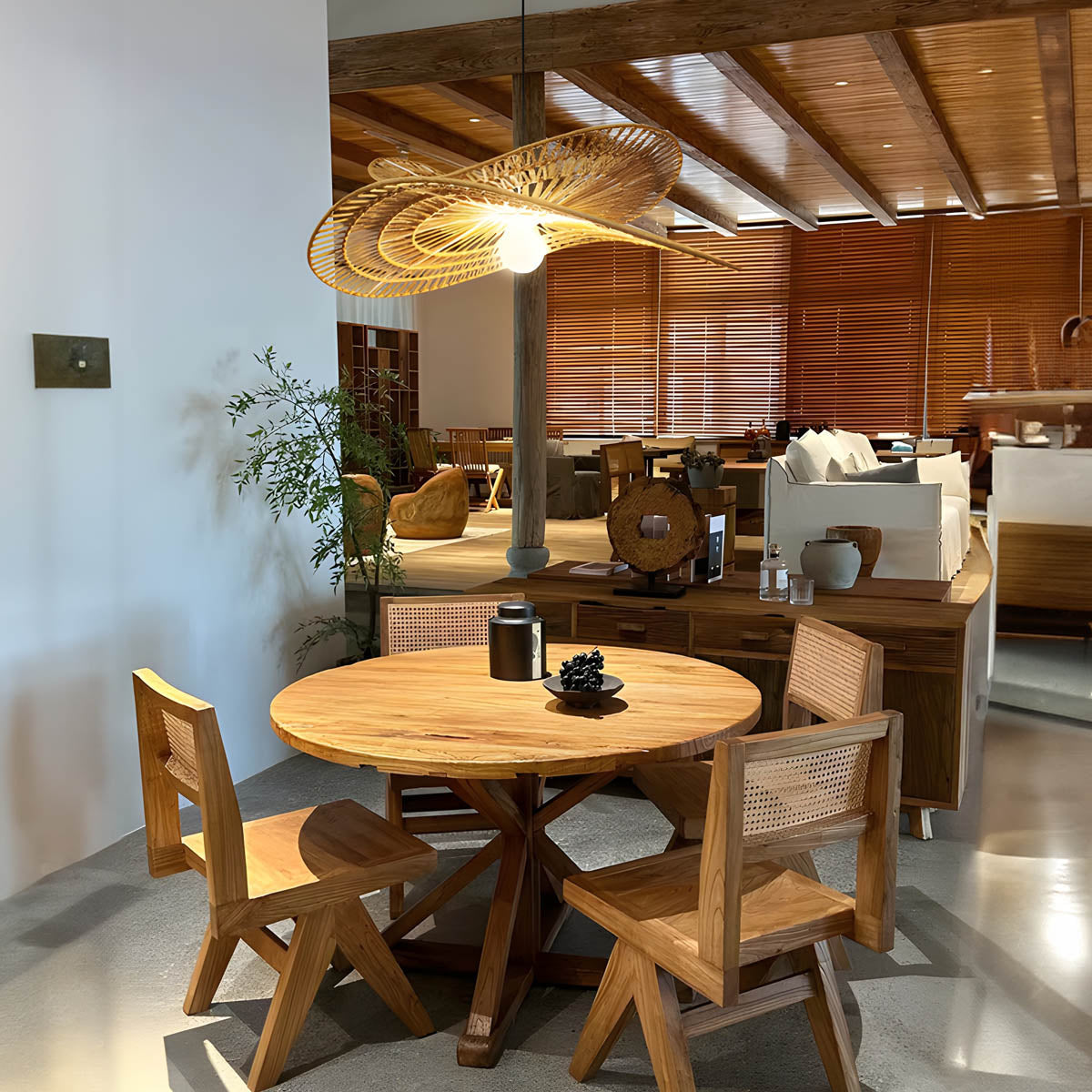 Hand-knitted rattan E27 pendant light