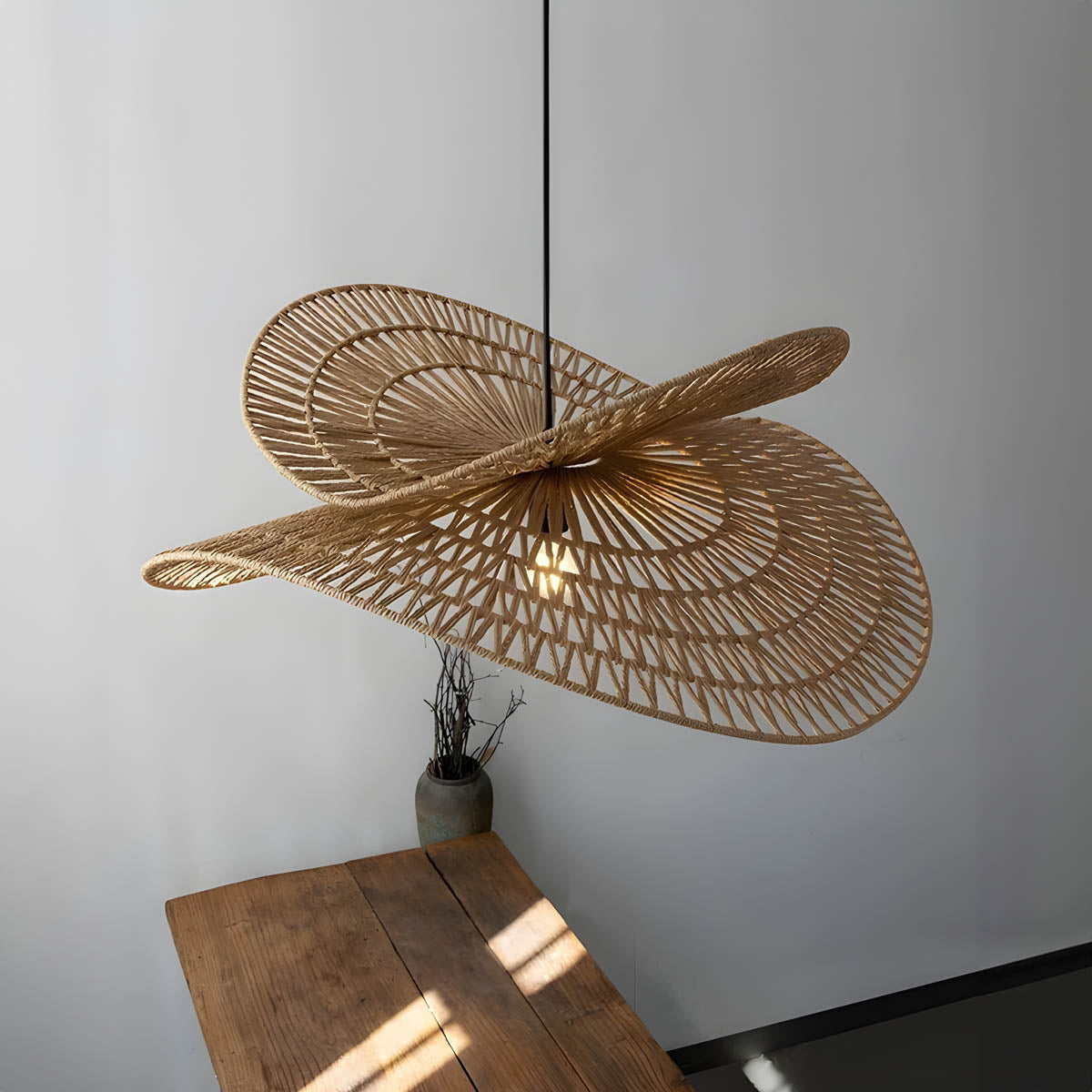 Hand-knitted rattan E27 pendant light